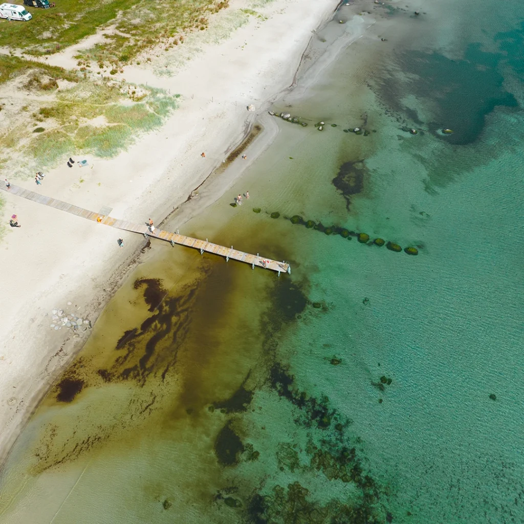 Bjärby strand kan du uppleva om du hyr en stuga på Öland